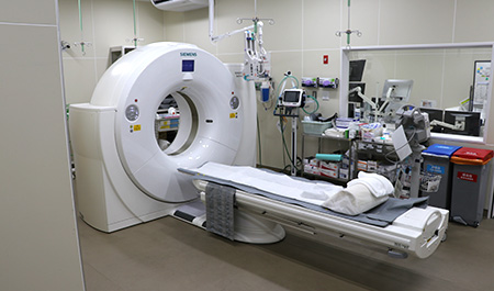 ハイブリッドER ― iTUBEとは別に、救命センター内にもう一台CT装置があります。
病棟の定期のCT撮影などを行なっております。
